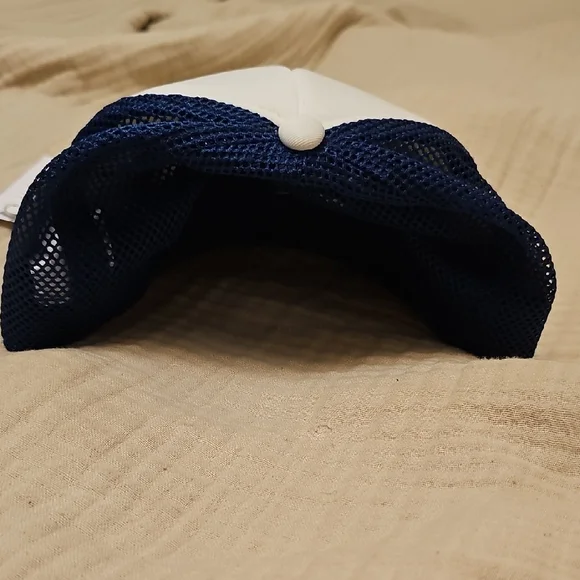 Lacoste Unisex Lightweight Neoprene Trucker Hat - Picture 3 of 9